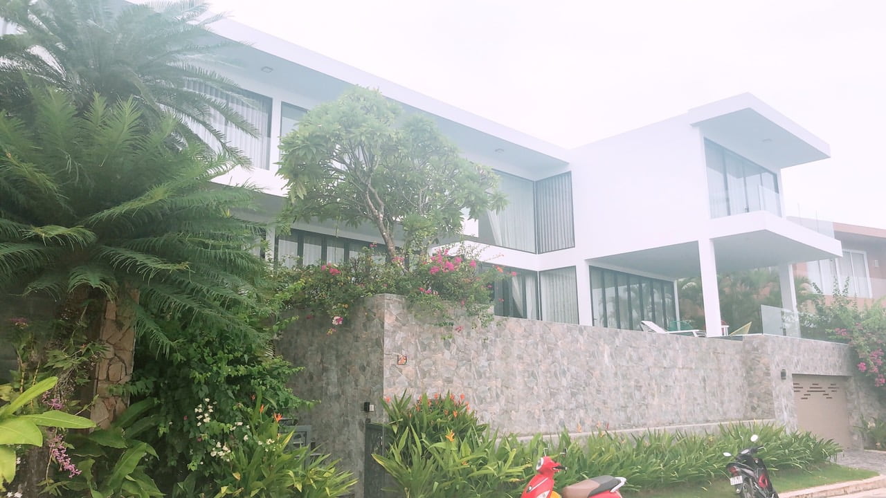 Villa with swimming pool for rent in Anh Nguyen Ocean Front Villas V054